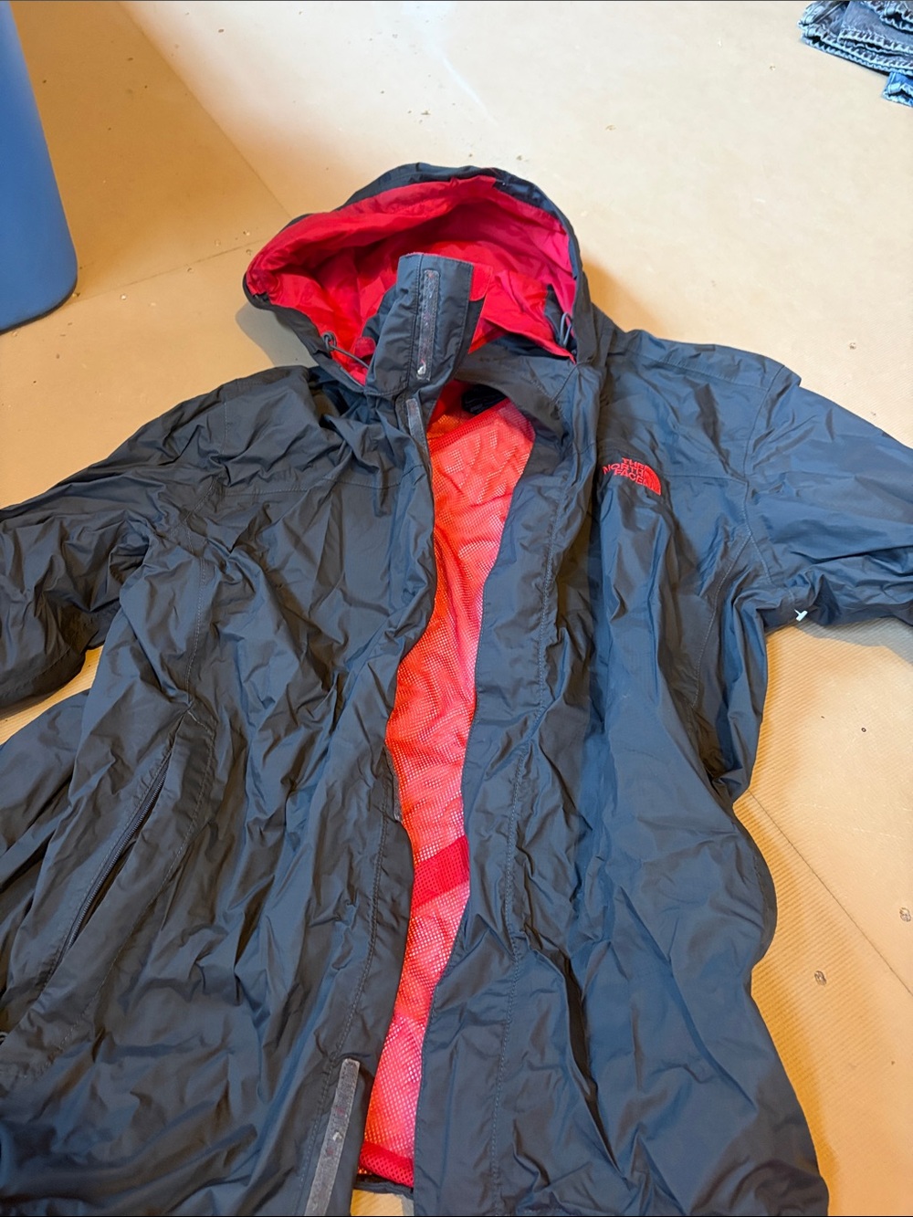 The North Face Men’s Black Raincoat with Red Lining xl